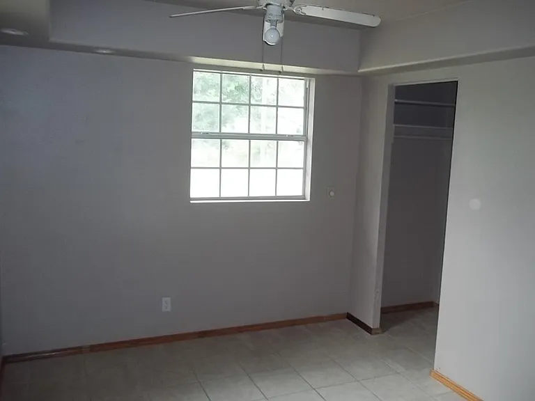 406 Larchmont Dr — Photo 6