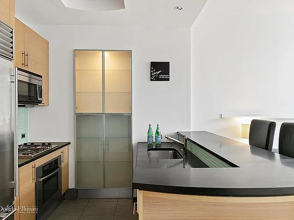 3rd image of 325 5th Ave APT 18E
