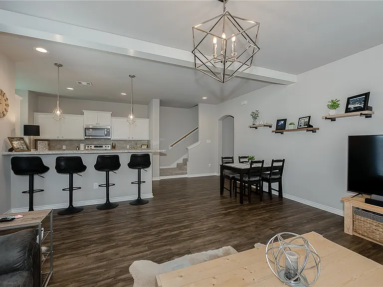 503 Hayes Ln — Photo 3