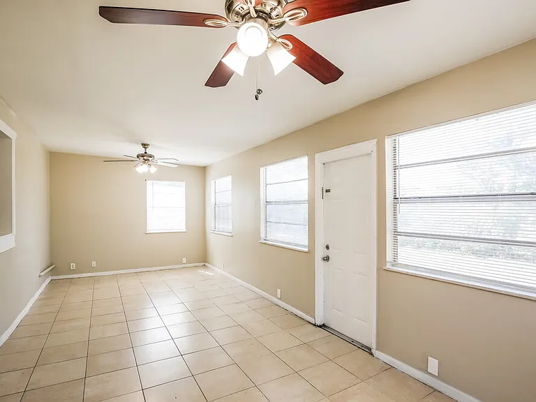 841 NE 51st Ct — Photo 8