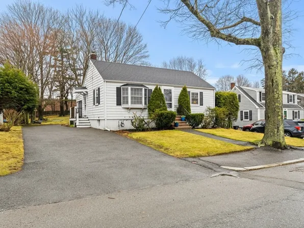 72 Village St, Marblehead, MA 01945