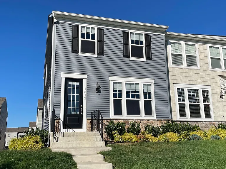 1812 Briscoe Ln — Photo 1