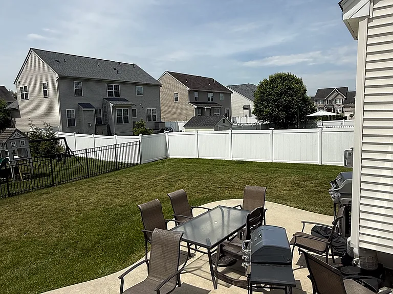 639 Bainbridge Dr — Photo 8