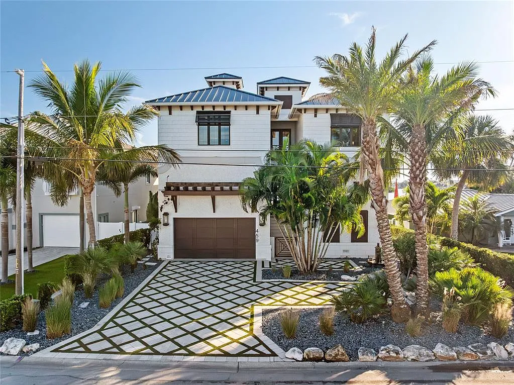 4 bed, 5.5 bath, 4262 sqft, $30,000 — Photo 1