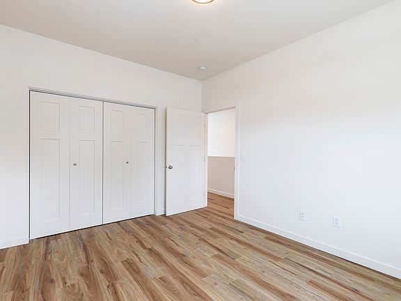 4th image of 909 Poplar St #A