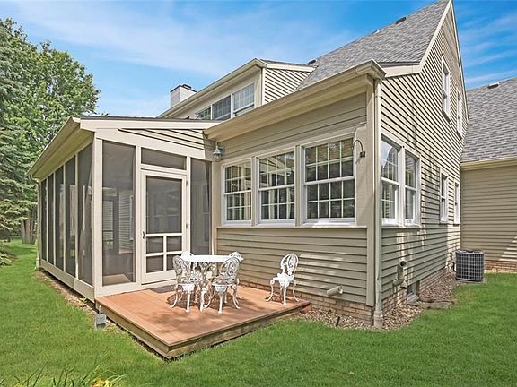 2nd image of 400 Saint Andrews Pl NE