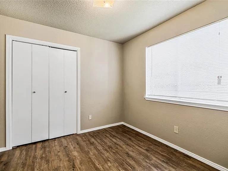 1220 Orchard Park Cir — Photo 4
