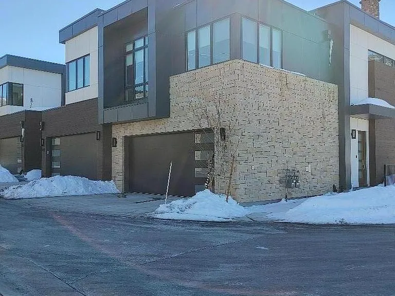 Corner unit, lots of windows and natural light