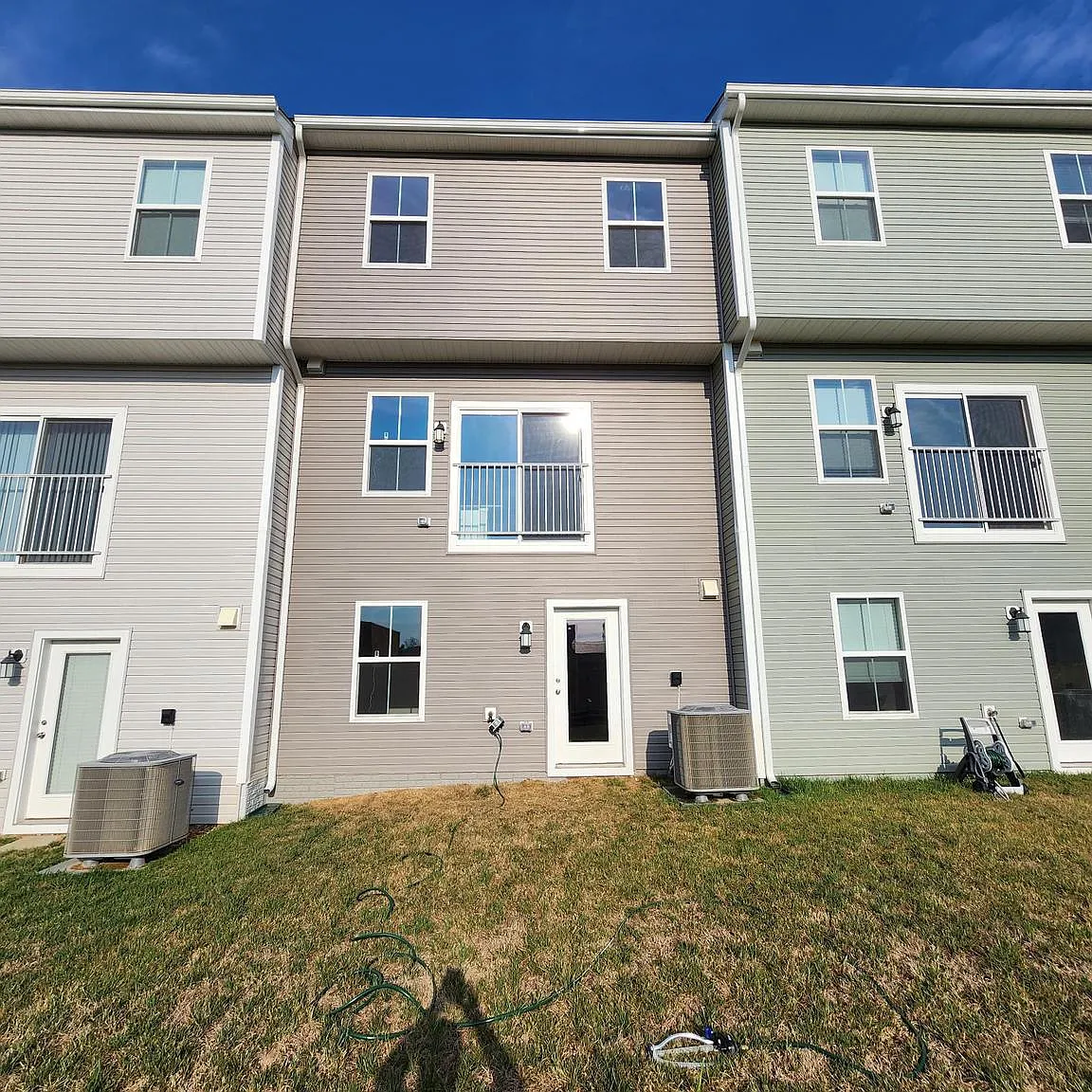 3 bed, 2.5 bath, 1708 sqft, $1,895 — Photo 2