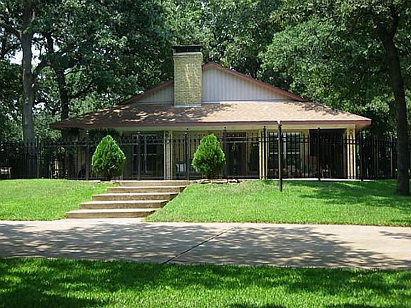2nd image of 1015 Crepe Myrtle Ln
