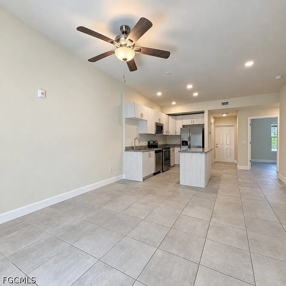 2 bed, 2.0 bath, 910 sqft, $1,295 — Photo 2