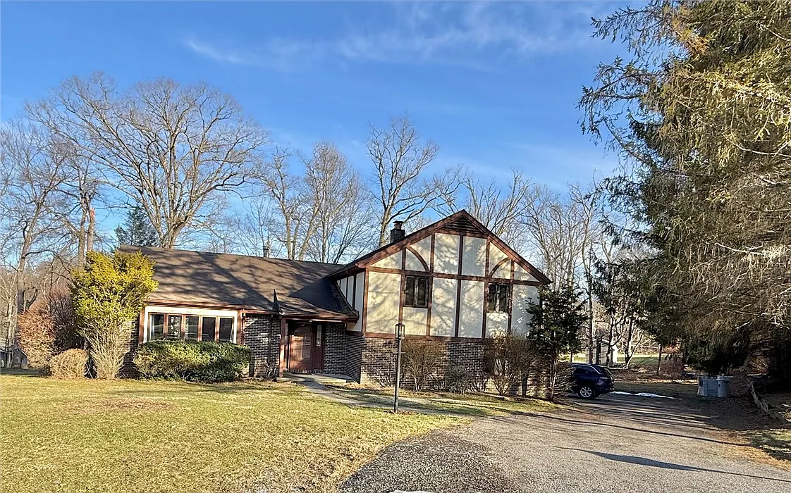 907 Parkview Dr photo 1