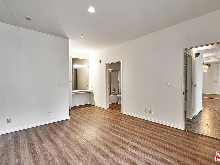 500 S Berendo St #101 — Photo 21