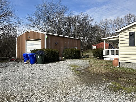 4th image of 923 Meadowlark Dr