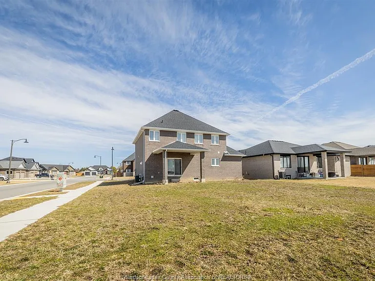 74 Dundee Dr — Photo 28