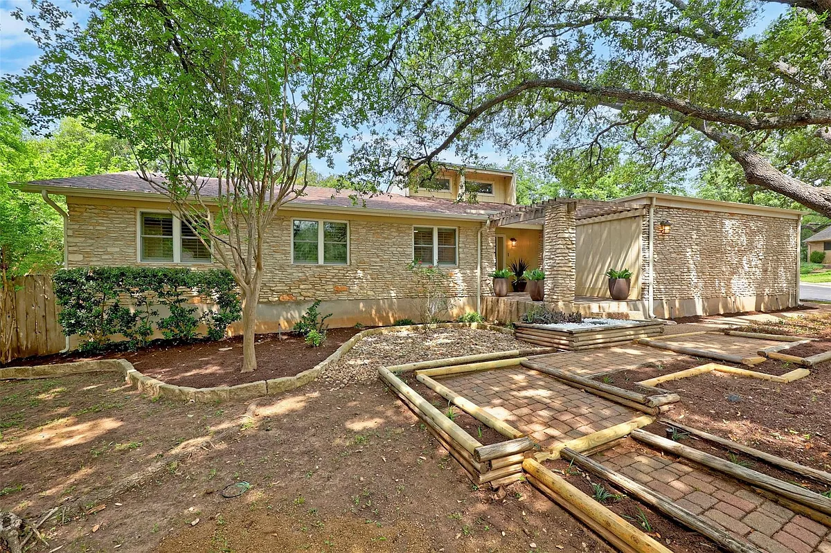 Building Photo - 6201 Quail Holw