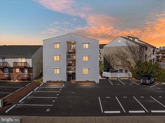 2nd image of 700 Mooring Rd #A2