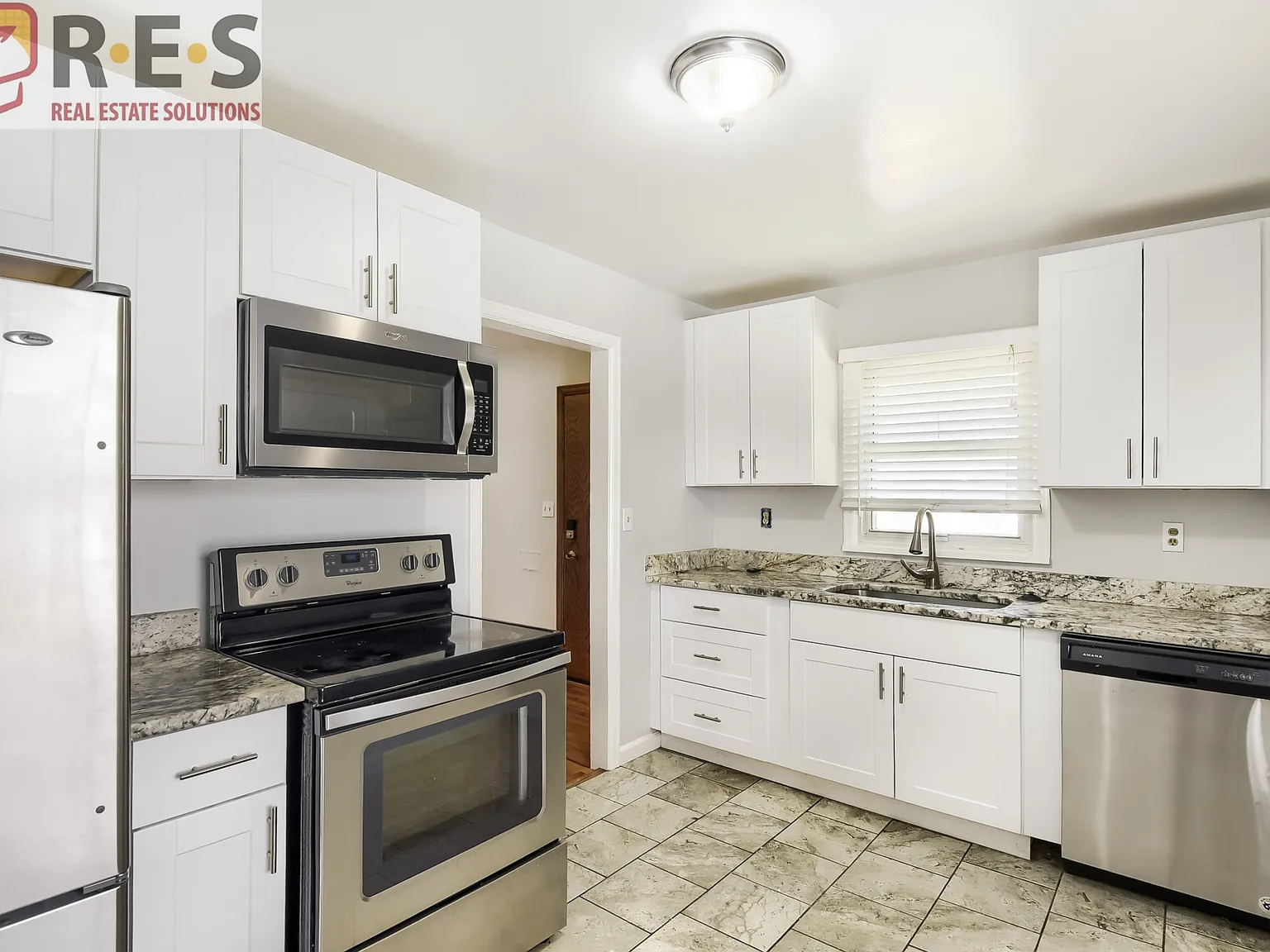 3 bed, 936 sqft, $2,095 — Photo 3