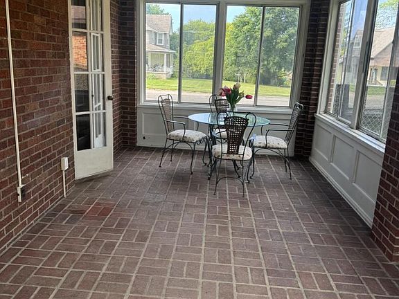 3rd image of 118 School St