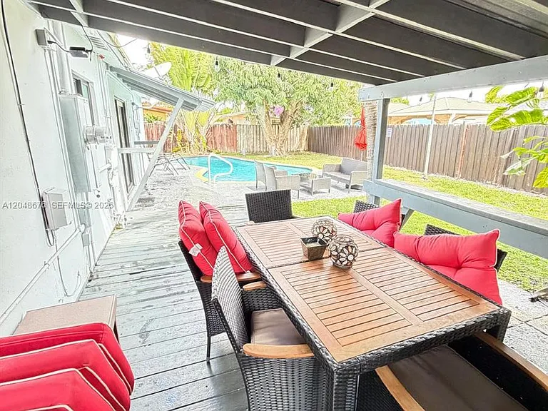 3360 NE 12th Ter — Photo 7