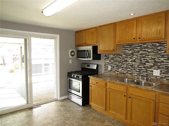 5th image of 592 Maplecrest Dr