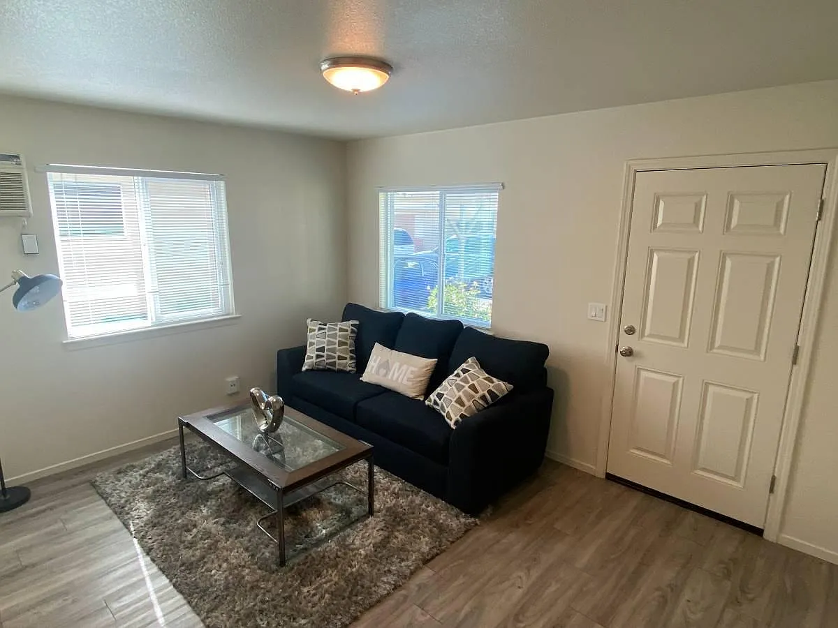 567 Johnston St — Photo 2