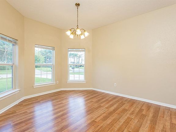 4th image of 803 Sandringham Dr
