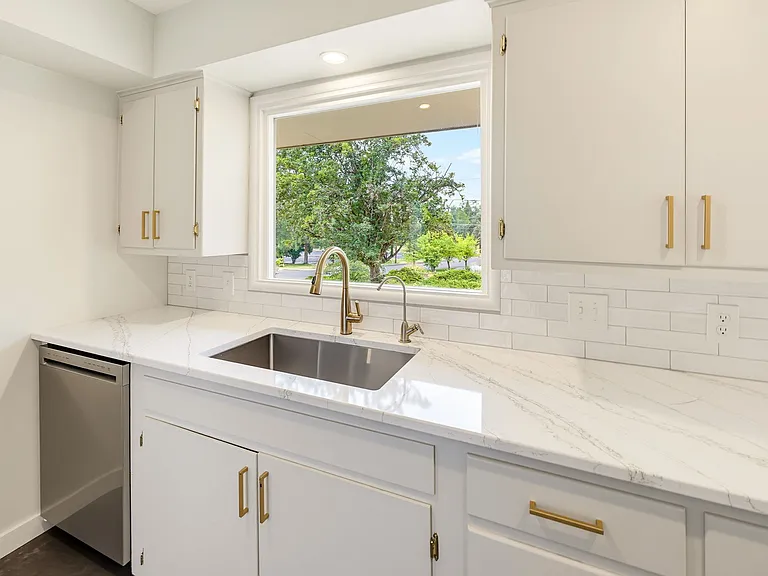 2100 Woodlawn Dr — Photo 5