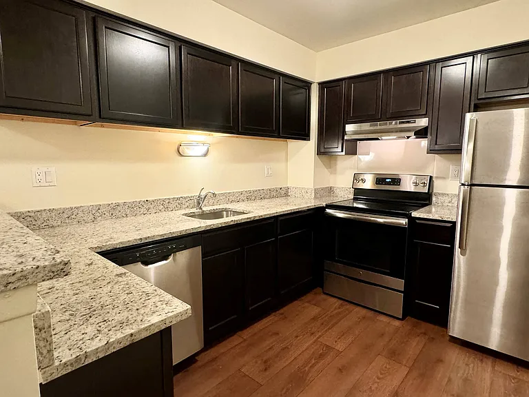 Lakeside Village Apartments — Photo 91
