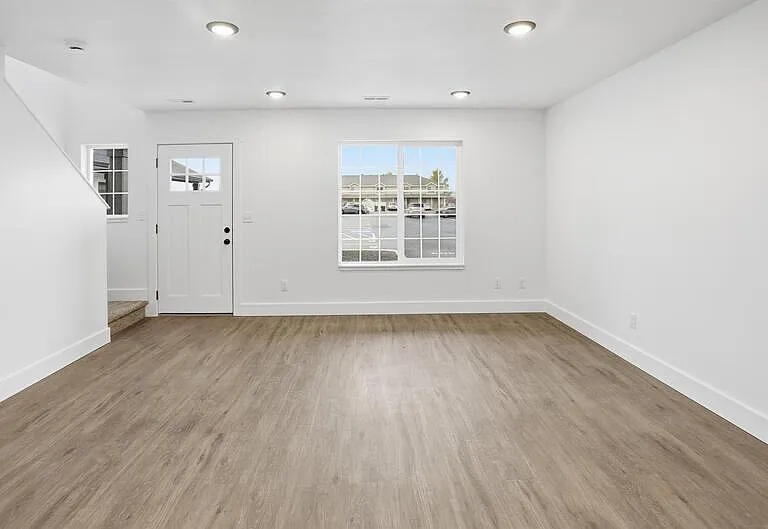 1720 E Main #403 — Photo 2