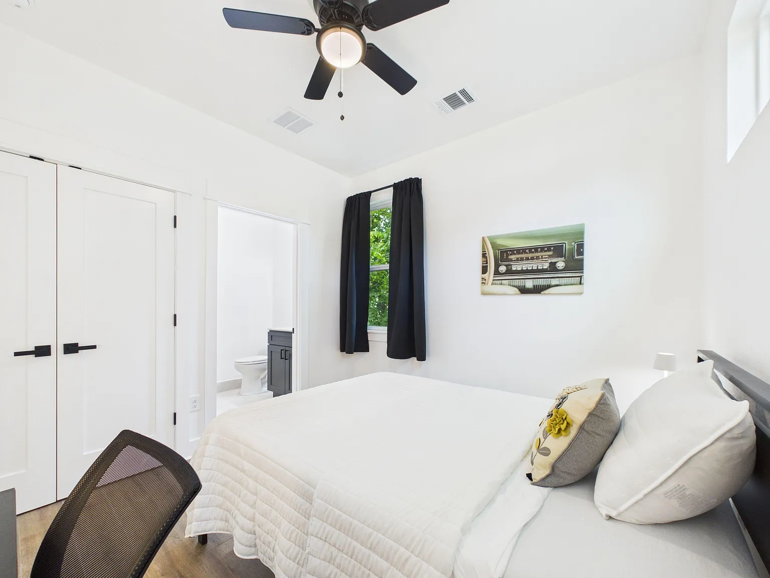 4 bed, 5.0 bath, 2400 sqft, $1,364 — Photo 2