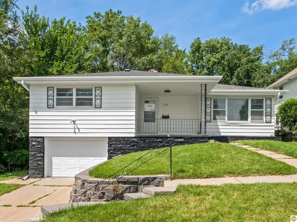7214 N Ridge Dr, Omaha, NE 68112