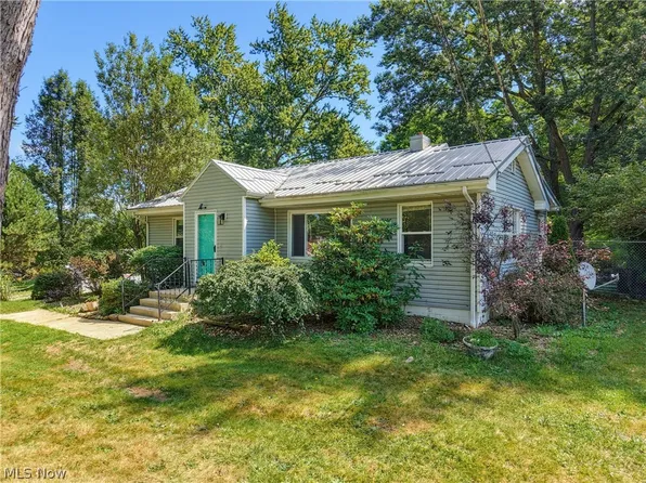 7091 Akron Ave NW, New Franklin, OH 44614