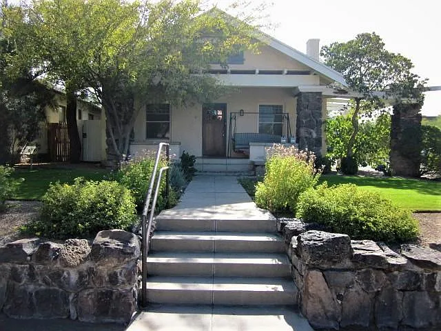 3 bed, 2500 sqft, $2,400 — Photo 1