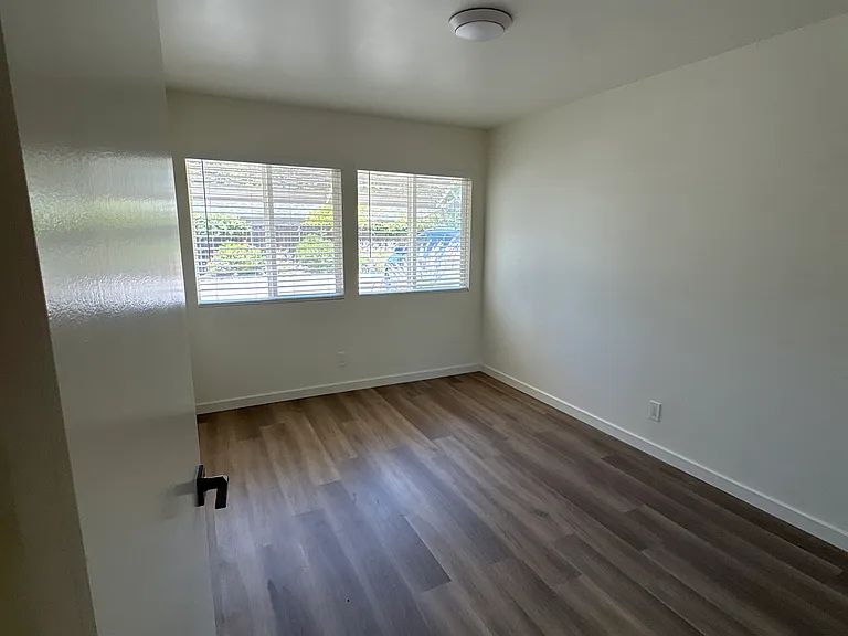 514 E Oak St #A — Photo 10