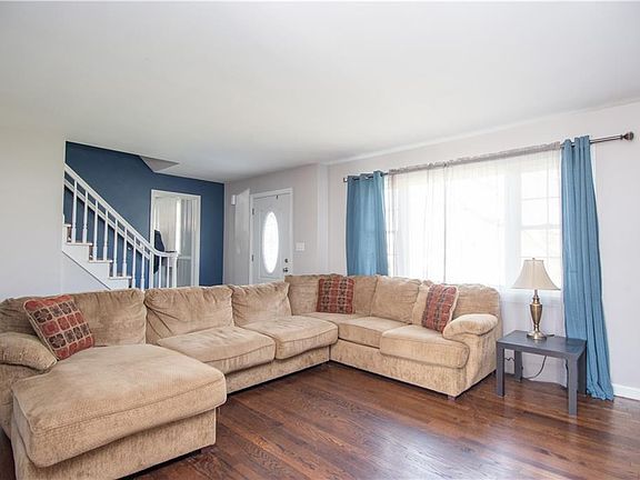 3rd image of 2533 Coblentz Dr