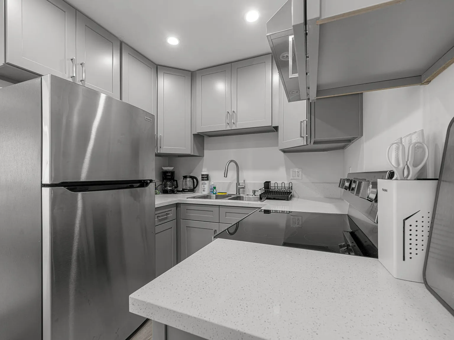 Studio, $3,000 — Photo 4