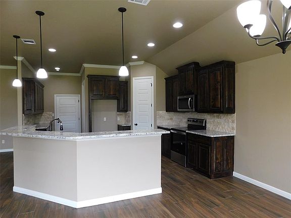 5th image of 3215 Windcrest Dr