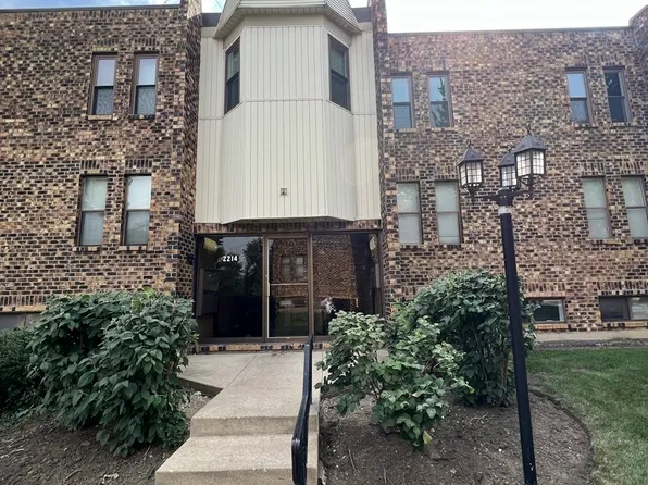 2214 Country Club Dr APT 21A, Woodridge, IL 60517