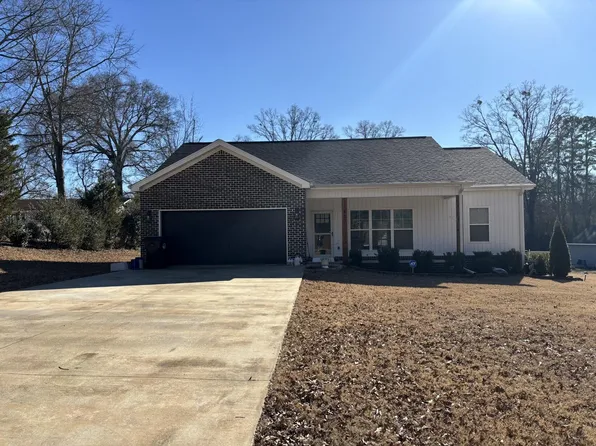 902 Tennessee River Dr, Muscle Shoals, AL 35661