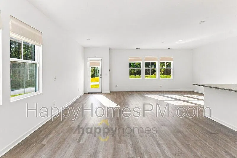 3 bed, 2.5 bath, 2400 sqft, $2,100 — Photo 3