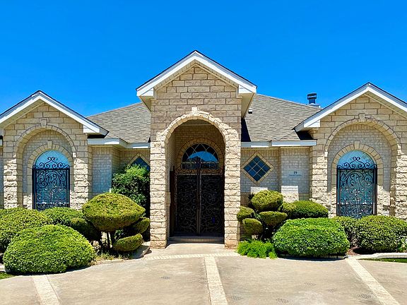 2nd image of 19 Emerald Gardens Dr