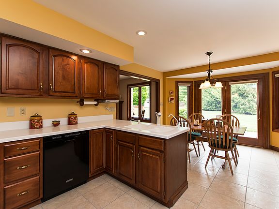 5th image of 328 Cottonwood Pl