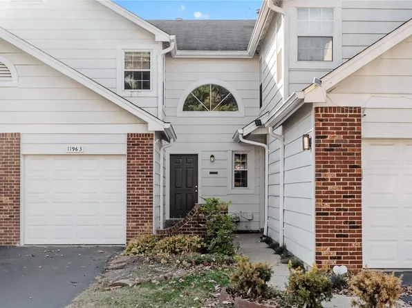 11963 Autumn Trace Ct, Maryland Heights, MO 63043