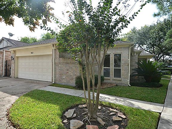 5th image of 912 Fleetwood Place Dr