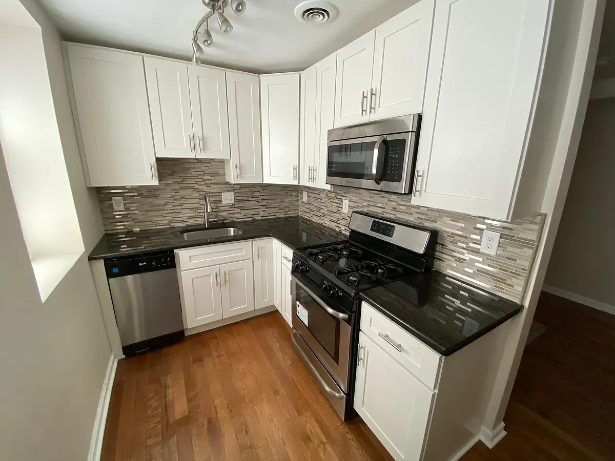 2 bed, 725 sqft, $1,200 — Photo 3