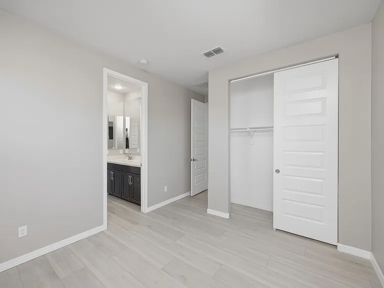1039 E Boston St — Photo 16