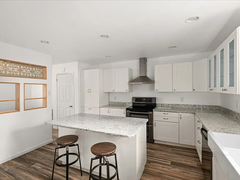 10 James Dr — Photo 5