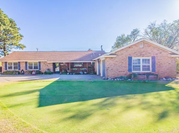 715 W California St, Floydada, TX 79235