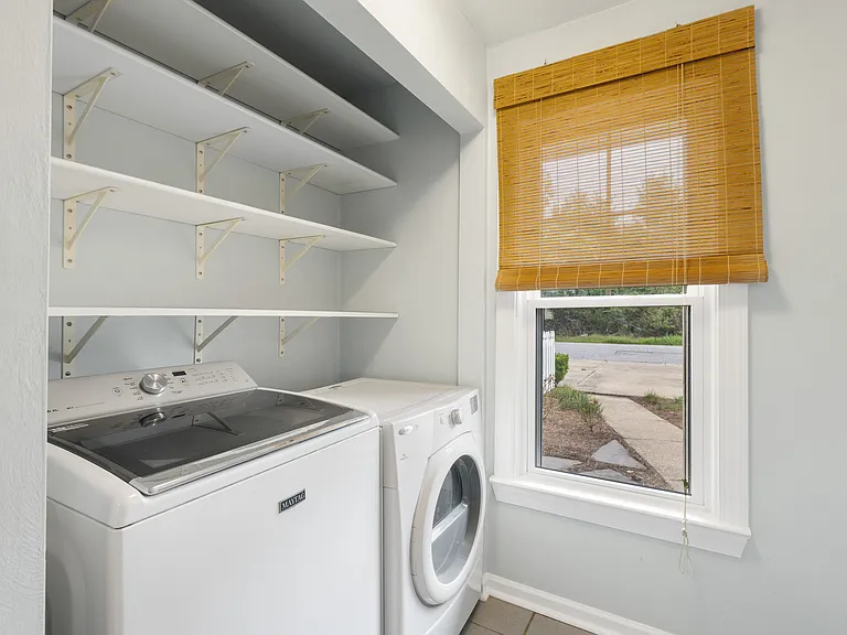 337 Hutton Cir — Photo 5